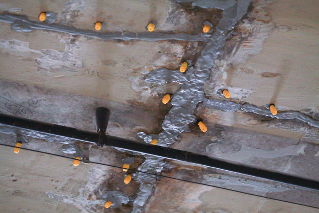 Những vết thấm được khắc phục bằng cách khoan lỗ để gắn các đầu bơm, đưa chất chống thấm vào sâu bên trong, sau đó sẽ tháo các đầu bơm và xử lý bề mặt.