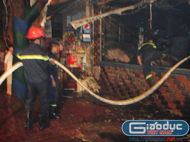 Lực lượng PCCC tiếp cận đám cháy Lực lượng PCCC tiếp cận đám cháy