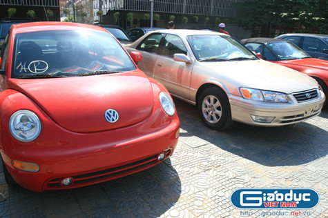 Bởi với số tiền khoảng 5.000 USD, thay vì "tậu" chiếc xe tay ga thì có thể “tậu” một chiếc xe hơi dòng Toyota Camry đời 2001 mà ở Việt Nam có giá lên đến 20.000 USD. Bởi với số tiền khoảng 5.000 USD, thay vì "tậu" chiếc xe tay ga thì có thể “tậu” một chiếc xe hơi dòng Toyota Camry đời 2001 mà ở Việt Nam có giá lên đến 20.000 USD.