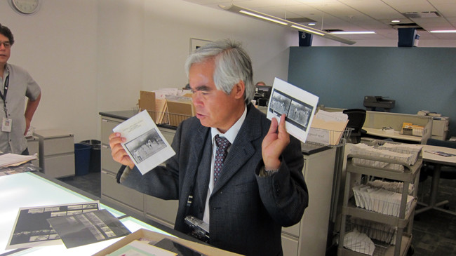 Ông đang giải thích về những bức ảnh do mình chụp Ông đang giải thích về những bức ảnh do mình chụp