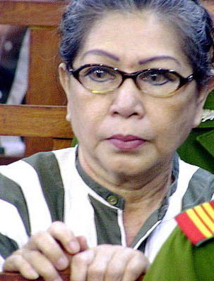 Bà Trúc và trùm xã hội đen Trương Văn Cam (Năm Cam) kết hôn với nhau từ thuở trắng tay. Năm Cam nổi danh và đạt được vị thế của một ông vua trong thế giới ngầm một phần nhờ vào sự toan tính, quản lý của bà Trúc. Ngôi hậu mà giới giang hồ phong cho bà này đã phần nào nói lên quyền lực của người đứng sau lưng Năm Cam. >>>Xem thêm: Chùm ảnh: Trưởng ban chuyên án Năm Cam, Tướng Thành giữa đời thường Qua ảnh: Xác của Năm Cam và đồng bọn đã bị trộm như thế nào? Những phút cuối đời của trùm giang hồ Năm Cam Năm Cam làm gì, ở đâu ít giờ trước khi bị bắt? Bà Trúc và trùm xã hội đen Trương Văn Cam (Năm Cam) kết hôn với nhau từ thuở trắng tay. Năm Cam nổi danh và đạt được vị thế của một ông vua trong thế giới ngầm một phần nhờ vào sự toan tính, quản lý của bà Trúc. Ngôi hậu mà giới giang hồ phong cho bà này đã phần nào nói lên quyền lực của người đứng sau lưng Năm Cam. >>>Xem thêm: Chùm ảnh: Trưởng ban chuyên án Năm Cam, Tướng Thành giữa đời thường Qua ảnh: Xác của Năm Cam và đồng bọn đã bị trộm như thế nào? Những phút cuối đời của trùm giang hồ Năm Cam Năm Cam làm gì, ở đâu ít giờ trước khi bị bắt?