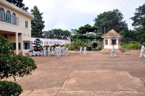 Việc đưa quan tài bà Trúc từ trại giam Xuân Lộc (Đồng Nai) về chùa Phước An đã làm xôn xao cả khu phố nhỏ. Ảnh: Trại giam Xuân Lộc, nơi Trúc "mẫu hậu" chấp hành án tù. >>>Xem thêm: Chùm ảnh: Trưởng ban chuyên án Năm Cam, Tướng Thành giữa đời thường Qua ảnh: Xác của Năm Cam và đồng bọn đã bị trộm như thế nào? Những phút cuối đời của trùm giang hồ Năm Cam Năm Cam làm gì, ở đâu ít giờ trước khi bị bắt? Việc đưa quan tài bà Trúc từ trại giam Xuân Lộc (Đồng Nai) về chùa Phước An đã làm xôn xao cả khu phố nhỏ. Ảnh: Trại giam Xuân Lộc, nơi Trúc "mẫu hậu" chấp hành án tù. >>>Xem thêm: Chùm ảnh: Trưởng ban chuyên án Năm Cam, Tướng Thành giữa đời thường Qua ảnh: Xác của Năm Cam và đồng bọn đã bị trộm như thế nào? Những phút cuối đời của trùm giang hồ Năm Cam Năm Cam làm gì, ở đâu ít giờ trước khi bị bắt?