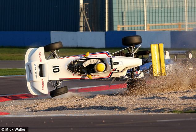 Chiếc xe đột nhiên lao ra khỏi đường đua với tốc độ 128 km/h...