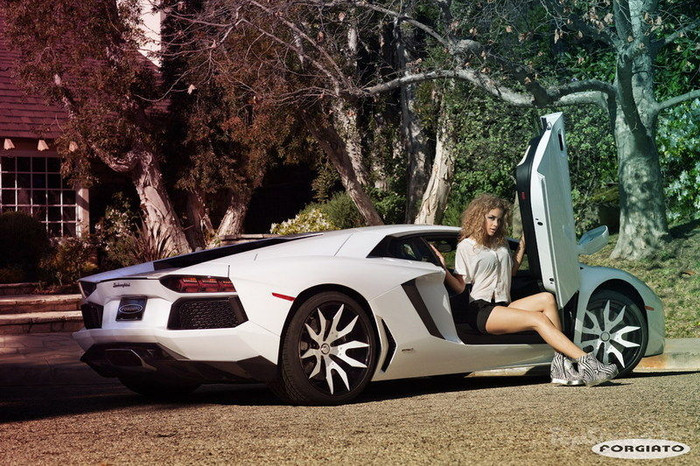 Lamborghini Aventador độ la-zăng đọ dáng cùng người đẹp ảnh 3