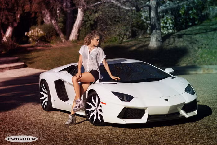 Lamborghini Aventador độ la-zăng đọ dáng cùng người đẹp ảnh 2