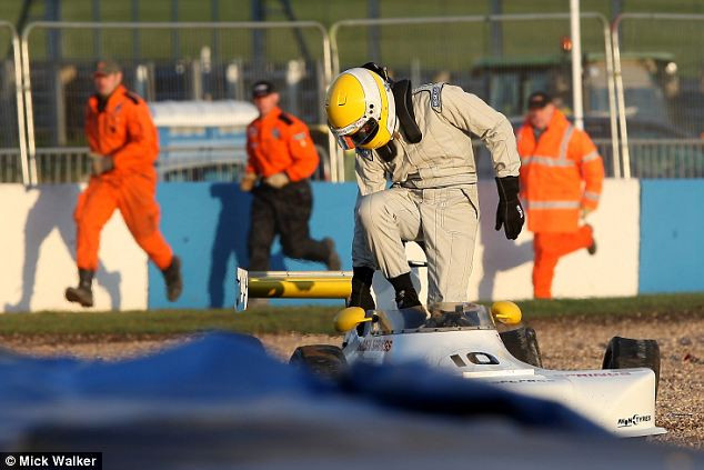 nhưng tay đua Derek Smith vẫn an toàn ra khỏi xe