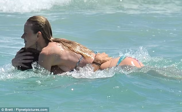 Bồ Ronaldo ôm ấp 'cạ cứng' như Ngọc Trinh ôm Quỳnh Thư ảnh 4