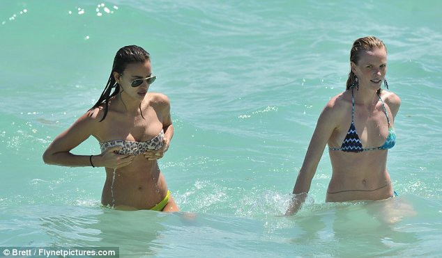 Bồ Ronaldo ôm ấp 'cạ cứng' như Ngọc Trinh ôm Quỳnh Thư ảnh 5 Bồ Ronaldo ôm ấp 'cạ cứng' như Ngọc Trinh ôm Quỳnh Thư ảnh 5