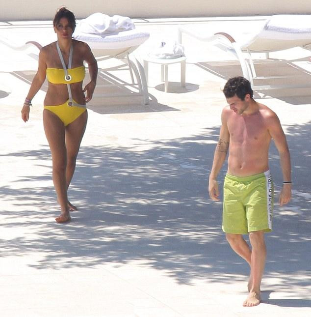 6. Daniella Semaan từng cặp kè với tiền vệ tài hoa Cesc Fabregas của Barcelona.