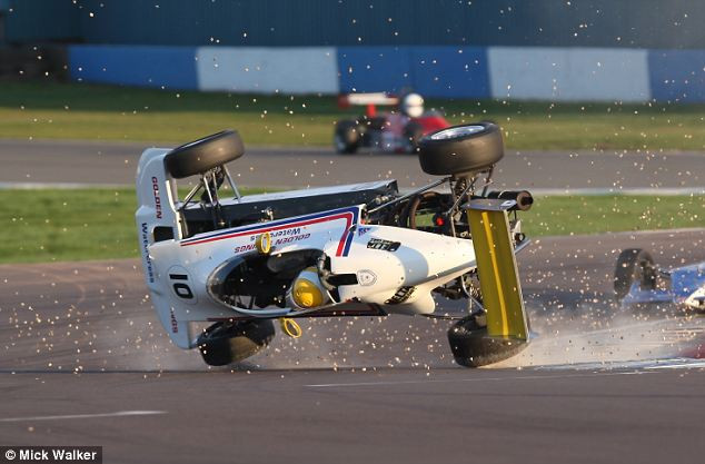 chiếc xe tiếp lục lộn vòng thứ 2 trên không