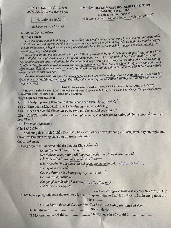 Những học sinh đầu tiên Trường Trung học phổ thông Phúc Lợi hoàn thành bài kiểm tra môn Ngữ văn sáng ngày 7/4. (Ảnh: Ngọc Mai).