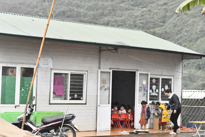 Cô Lèn đón trẻ vào lớp ở điểm trường Mã Pì Lèng A. (Ảnh: Ngọc Mai). Cô Lèn đón trẻ vào lớp ở điểm trường Mã Pì Lèng A. (Ảnh: Ngọc Mai).