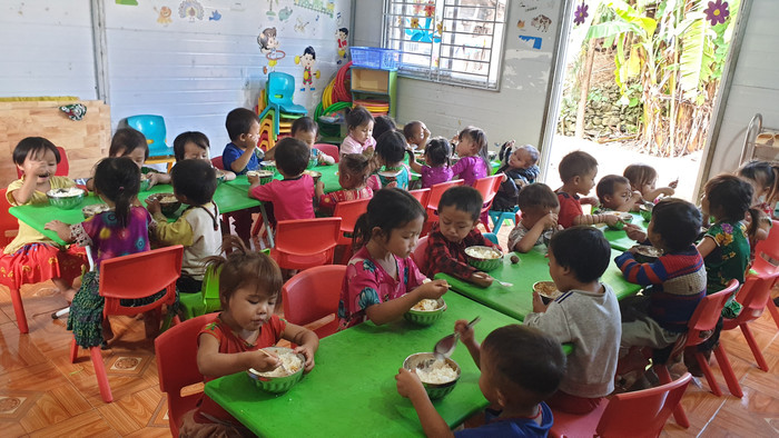 Học sinh tại điểm trường Mã Pì Lèng A trong giờ ăn trưa. (Ảnh: Ngọc Mai). Học sinh tại điểm trường Mã Pì Lèng A trong giờ ăn trưa. (Ảnh: Ngọc Mai).