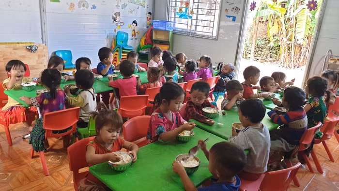 Học sinh tại điểm trường Mã Pì Lèng A trong giờ ăn trưa. (Ảnh: Ngọc Mai). Học sinh tại điểm trường Mã Pì Lèng A trong giờ ăn trưa. (Ảnh: Ngọc Mai).