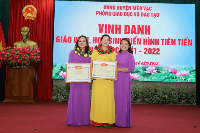 Cô Tẩn Thị Lèn (đứng giữa) nhận giấy khen trong buổi lễ vinh danh giáo viên điển hình tiên tiến của huyện Mèo Vạc năm học 2021- 2022. (Ảnh: Nhân vật cung cấp). Cô Tẩn Thị Lèn (đứng giữa) nhận giấy khen trong buổi lễ vinh danh giáo viên điển hình tiên tiến của huyện Mèo Vạc năm học 2021- 2022. (Ảnh: Nhân vật cung cấp).