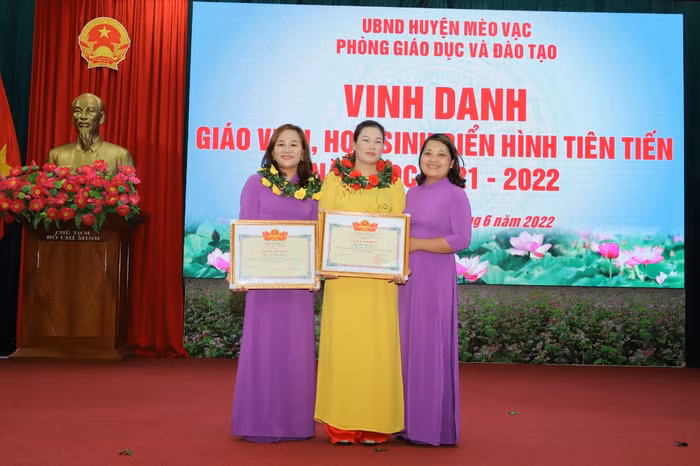 Cô Tẩn Thị Lèn (đứng giữa) nhận giấy khen trong buổi lễ vinh danh giáo viên điển hình tiên tiến của huyện Mèo Vạc năm học 2021- 2022. (Ảnh: Nhân vật cung cấp). Cô Tẩn Thị Lèn (đứng giữa) nhận giấy khen trong buổi lễ vinh danh giáo viên điển hình tiên tiến của huyện Mèo Vạc năm học 2021- 2022. (Ảnh: Nhân vật cung cấp).