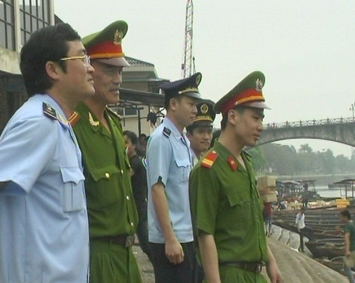 Cảnh sát kinh tế Công an tỉnh Quảng Ninh và Hải quan tỉnh trao đổi tình hình xuất nhập khẩu khu vực biên giới Móng Cái.