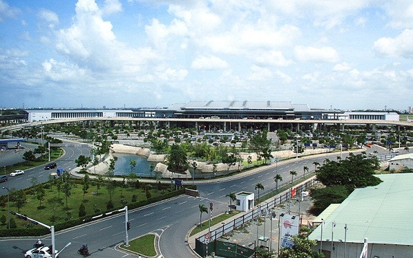Đại biểu Đặng Thành Tâm cho rằng, trong thời gian nghiên cứu và đầu tư một cảng hàng không quốc tế hiện đại thì vẫn cần nâng cấp cho sân bay Tân Sơn Nhất. Đại biểu Đặng Thành Tâm cho rằng, trong thời gian nghiên cứu và đầu tư một cảng hàng không quốc tế hiện đại thì vẫn cần nâng cấp cho sân bay Tân Sơn Nhất.