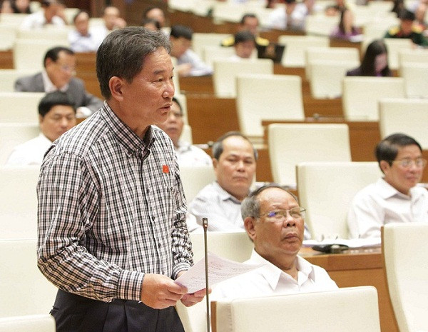 Đại biểu Nguyễn Bá Thuyền chỉ rõ cần phải xây dựng niềm tin cho nhân dân, không thể đi đến đâu cũng đưa tiền. Đại biểu Nguyễn Bá Thuyền chỉ rõ cần phải xây dựng niềm tin cho nhân dân, không thể đi đến đâu cũng đưa tiền.