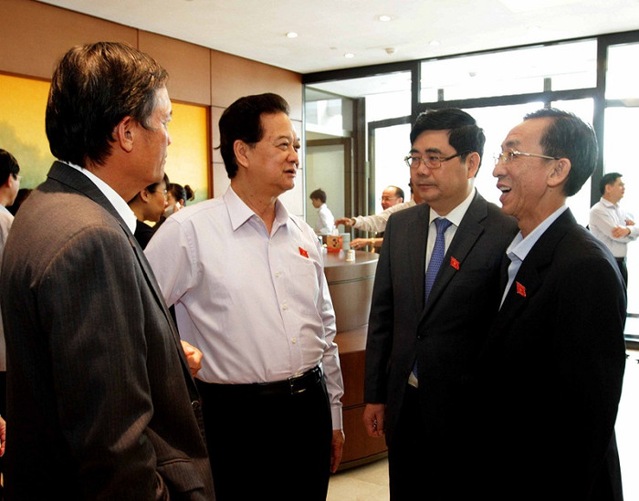 Thủ tướng trao đổi với các Đại biểu Quốc hội bên lề kỳ họp thứ 8 Quốc hội khóa XIII. Ảnh: TTBC.