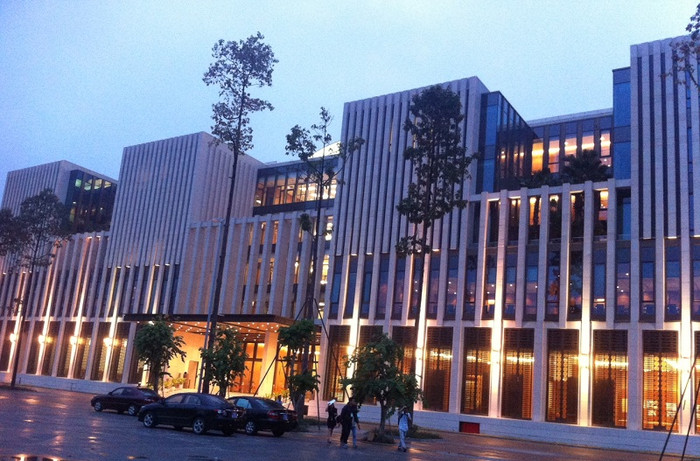 Buổi tối, tòa nhà cũng nổi bật với rất nhiều ánh đèn vàng. Ảnh: Ngọc Quang.