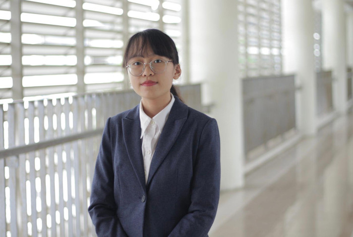 Đinh Khánh Linh, cựu học sinh lớp chuyên Anh 1 Trường trung học phổ thông Chuyên Hà Nội – Amsterdam xuất sắc nhận học bổng 7 tỉ đồng của Đại học Colby. Ảnh: Nhân vật cung cấp Đinh Khánh Linh, cựu học sinh lớp chuyên Anh 1 Trường trung học phổ thông Chuyên Hà Nội – Amsterdam xuất sắc nhận học bổng 7 tỉ đồng của Đại học Colby. Ảnh: Nhân vật cung cấp