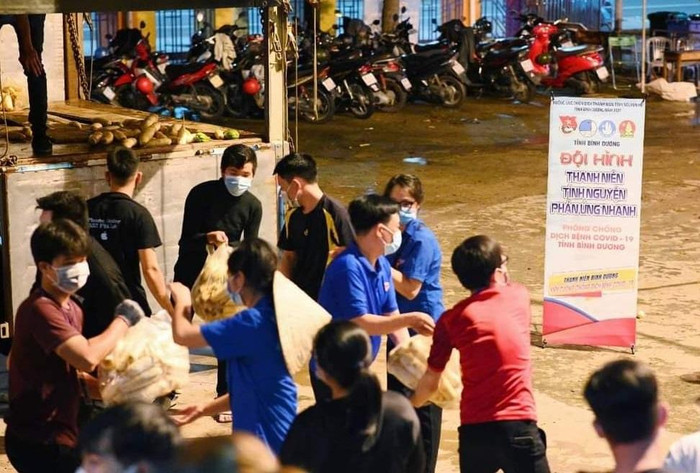 Thầy giáo Lợi Thiện Phúc (Áo nâu) cùng các tình nguyện viên trong một buổi tối nhận thực phẩm để tiếp tế cho khu cách ly. Ảnh: NVCC Thầy giáo Lợi Thiện Phúc (Áo nâu) cùng các tình nguyện viên trong một buổi tối nhận thực phẩm để tiếp tế cho khu cách ly. Ảnh: NVCC