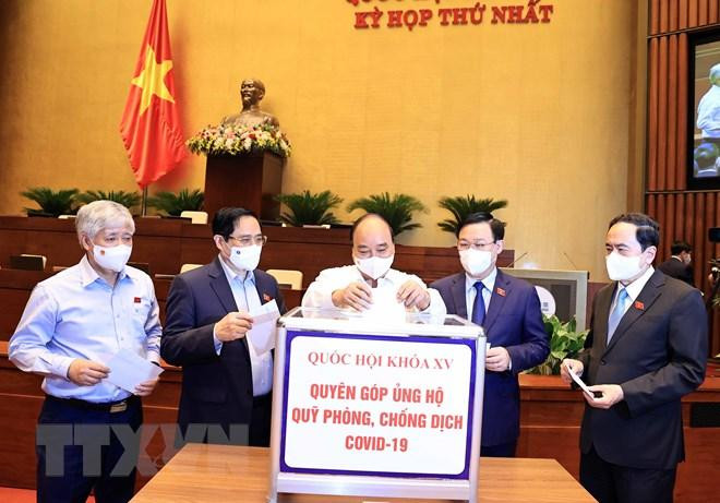 Chủ tịch nước Nguyễn Xuân Phúc, Thủ tướng Phạm Minh Chính, Chủ tịch Quốc hội Vương Đình Huệ và các đại biểu Quốc hội quyên góp ủng hộ Quỹ phòng chống dịch Covid-19. (Ảnh: Thống Nhất/TTXVN) Chủ tịch nước Nguyễn Xuân Phúc, Thủ tướng Phạm Minh Chính, Chủ tịch Quốc hội Vương Đình Huệ và các đại biểu Quốc hội quyên góp ủng hộ Quỹ phòng chống dịch Covid-19. (Ảnh: Thống Nhất/TTXVN)