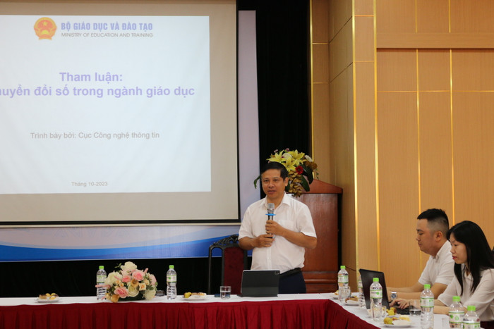 Tiến sĩ Nguyễn Sơn Hải giải đáp thắc mắc của đại diện cơ quan thông tấn báo chí về chuyển đổi số trong ngành giáo dục. Ảnh: P.M Tiến sĩ Nguyễn Sơn Hải giải đáp thắc mắc của đại diện cơ quan thông tấn báo chí về chuyển đổi số trong ngành giáo dục. Ảnh: P.M