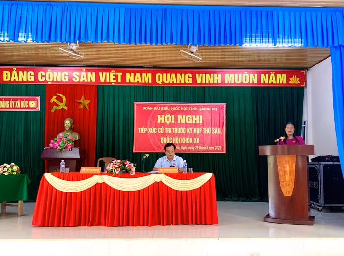 Đại biểu Quốc hội Hồ Thị Minh (áo tím) - Đoàn Đại biểu Quốc hội tỉnh Quảng Trị. Ảnh: website đoàn Đại biểu Quốc hội tỉnh Quảng Trị.