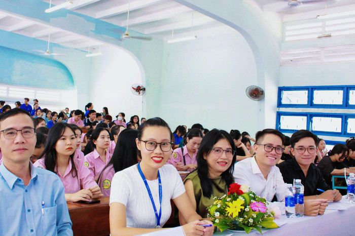 Tiến sĩ Lê Trần Hạnh Phương (áo trắng) - Trưởng Bộ môn Kiểm toán, Khoa Kinh tế & Kế toán (Trường Đại học Quy Nhơn). Ảnh: NVCC. Tiến sĩ Lê Trần Hạnh Phương (áo trắng) - Trưởng Bộ môn Kiểm toán, Khoa Kinh tế & Kế toán (Trường Đại học Quy Nhơn). Ảnh: NVCC.