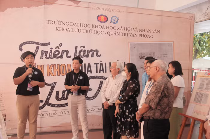Hoạt động triển lãm do Khoa Lưu trữ học - Quản trị văn phòng, Trường Đại học Khoa học xã hội và Nhân văn (Đại học Quốc gia Thành phố Hồ Chí Minh) tổ chức. Ảnh: NVCC.