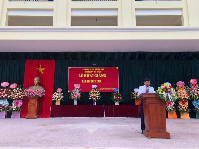 Thầy Nguyễn Văn Cương - Hiệu trưởng Trường Trung học phổ thông Ngô Quyền (Nam Định). Ảnh: website trường.