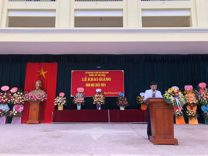 Thầy Nguyễn Văn Cương - Hiệu trưởng Trường Trung học phổ thông Ngô Quyền (Nam Định). Ảnh: website trường.
