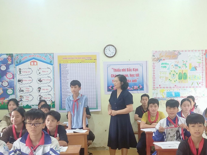 Cô giáo Lý Thị Lam cùng học trò trong tiết học môn Ngữ văn. Ảnh: NVCC Cô giáo Lý Thị Lam cùng học trò trong tiết học môn Ngữ văn. Ảnh: NVCC