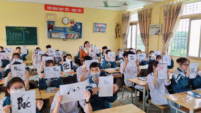 Cô giáo Đỗ Thị Thu Nga cùng học trò trong giờ học môn Ngữ văn. Ảnh: NVCC Cô giáo Đỗ Thị Thu Nga cùng học trò trong giờ học môn Ngữ văn. Ảnh: NVCC