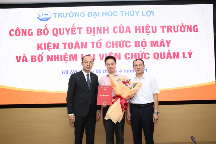 Phó Giáo sư, Tiến sĩ Hoàng Thanh Tùng (đứng giữa) - Phó Trưởng khoa Khoa Kỹ thuật tài nguyên nước, Viện phó Viện Thủy văn Môi trường và Biến đổi khí hậu (Trường Đại học Thủy Lợi). Ảnh: website trường. Phó Giáo sư, Tiến sĩ Hoàng Thanh Tùng (đứng giữa) - Phó Trưởng khoa Khoa Kỹ thuật tài nguyên nước, Viện phó Viện Thủy văn Môi trường và Biến đổi khí hậu (Trường Đại học Thủy Lợi). Ảnh: website trường.