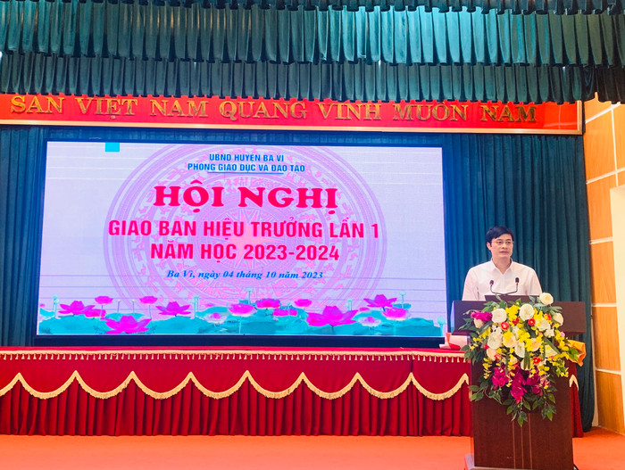 Thầy Phùng Ngọc Oanh - Trưởng phòng Giáo dục và Đào tạo huyện Ba Vì (Hà Nội). Ảnh: website Phòng Giáo dục và Đào tạo Thầy Phùng Ngọc Oanh - Trưởng phòng Giáo dục và Đào tạo huyện Ba Vì (Hà Nội). Ảnh: website Phòng Giáo dục và Đào tạo