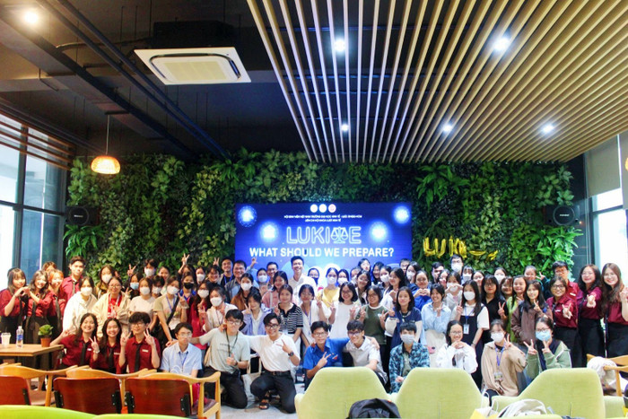 Tân sinh viên ngành Luật kinh tế Trường Đại học Kinh tế - Luật Thành phố Hồ Chí Minh tham gia tọa đàm "LUKITE - What should we prepare?. Ảnh: website khoa. Tân sinh viên ngành Luật kinh tế Trường Đại học Kinh tế - Luật Thành phố Hồ Chí Minh tham gia tọa đàm "LUKITE - What should we prepare?. Ảnh: website khoa.