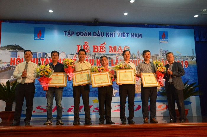 Ông Nguyễn Thành Long - quyền Chủ tịch Ủy ban nhân dân tỉnh Bà Rịa - Vũng Tàu và ông Đỗ Chí Thanh - Phó Tổng giám đốc Tập đoàn trao giải cho các đội thi.