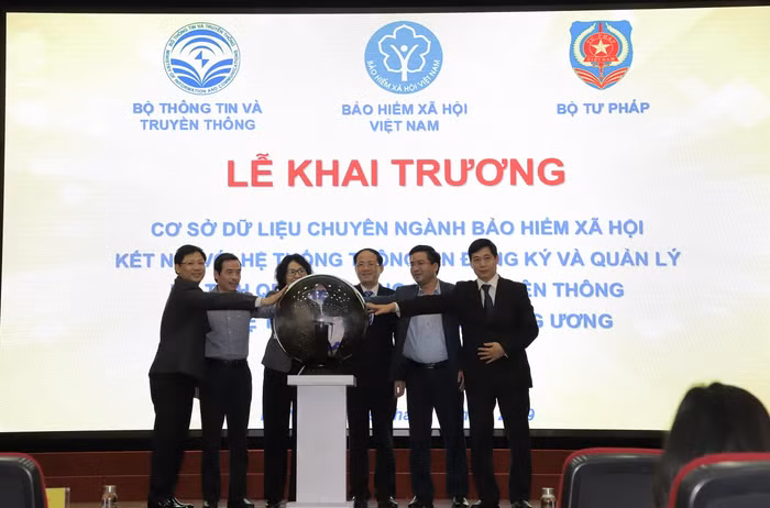 Các lãnh đạo đại diện bộ, ngành và Bảo hiểm xã hội Việt Nam thực hiện nghi thức khai trương cơ sở dữ liệu chuyên ngành bảo hiểm xã hội.