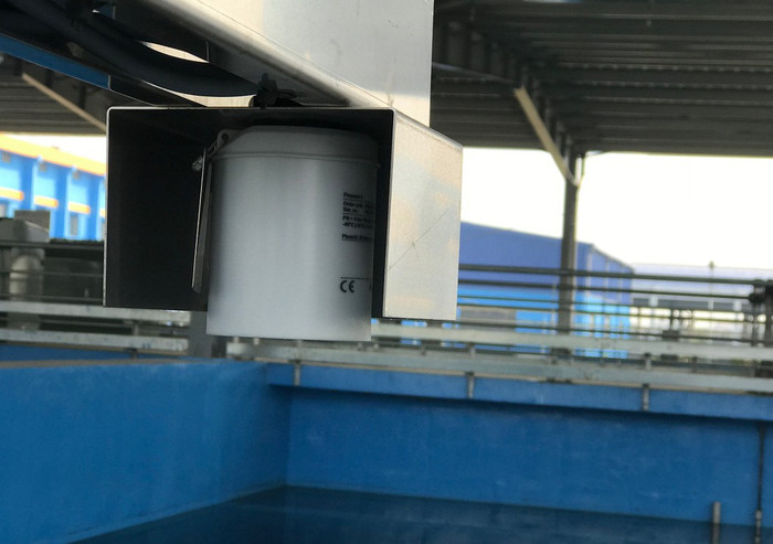Tại bể lọc (một phần của quá trình lọc trước khi đưa vào bể chứa lớn chuyển đến người dân), có gắn thiết bị cảm biến hiện đại nhập khẩu từ châu Âu. Khi nhận thấy các chỉ tiêu chưa đạt đúng yêu cầu của nhà máy đề ra, thiết bị này tự động ra lệnh đóng cửa nước vào, mở cửa xả cho nước chảy về đường ống nhận nước vào. Đây là một trong những điểm hết sức đặc biệt trong quy trình vận hành của nhà máy, được đội ngũ kỹ sư giỏi của Đức tư vấn, lắp đặt và kiểm soát trong toàn bộ quá trình vận hành sau này; đảm bảo nước thật sự sạch, an toàn với sức khỏe của người sử dụng. ảnh: NQ. Tại bể lọc (một phần của quá trình lọc trước khi đưa vào bể chứa lớn chuyển đến người dân), có gắn thiết bị cảm biến hiện đại nhập khẩu từ châu Âu. Khi nhận thấy các chỉ tiêu chưa đạt đúng yêu cầu của nhà máy đề ra, thiết bị này tự động ra lệnh đóng cửa nước vào, mở cửa xả cho nước chảy về đường ống nhận nước vào. Đây là một trong những điểm hết sức đặc biệt trong quy trình vận hành của nhà máy, được đội ngũ kỹ sư giỏi của Đức tư vấn, lắp đặt và kiểm soát trong toàn bộ quá trình vận hành sau này; đảm bảo nước thật sự sạch, an toàn với sức khỏe của người sử dụng. ảnh: NQ.