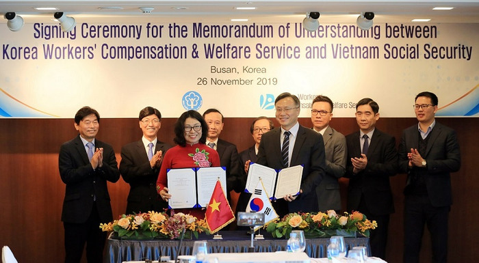 Tổng Giám đốc Bảo hiểm xã hội Việt Nam - bà Nguyễn Thị Minh và ông Shim Kyung Woo - Chủ tịch KCOMWEL ký bản ghi nhớ hợp tác. Tổng Giám đốc Bảo hiểm xã hội Việt Nam - bà Nguyễn Thị Minh và ông Shim Kyung Woo - Chủ tịch KCOMWEL ký bản ghi nhớ hợp tác.