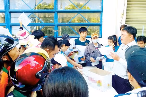 Công nhân một doanh nghiệp ở huyện Hóc Môn (Thành phố Hồ Chí Minh) tập trung đòi quuyền lợi liên quan bảo hiểm xã hội. ảnh: Ngô Nguyễn.
