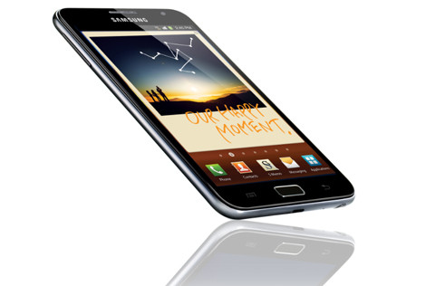 1.Samsung Galaxy Note: Galaxy Note sử dụng Super AMOLED 5,3 inch với độ phân giải 1.280 x 800 pixel. Máy tích hợp vi xử lý lõi kép 1,4GHz, RAM 1GB, chip đồ họa Mali-400MP cho phép chơi game 3D và hỗ trợ tốt mọi công việc. Sản phẩm được trang bị camera 8 megapixel ở sau và 2 megapixel ở trước, hoạt động trên nền tảng Android 2.3 Gingerbread. Người dùng có thể dùng bút cảm ứng Pen S chuyên dụng đi kèm để vẽ hoặc viết trực tiếp lên màn hình tiện lợi.