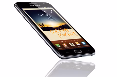 1.Samsung Galaxy Note: Galaxy Note sử dụng Super AMOLED 5,3 inch với độ phân giải 1.280 x 800 pixel. Máy tích hợp vi xử lý lõi kép 1,4GHz, RAM 1GB, chip đồ họa Mali-400MP cho phép chơi game 3D và hỗ trợ tốt mọi công việc. Sản phẩm được trang bị camera 8 megapixel ở sau và 2 megapixel ở trước, hoạt động trên nền tảng Android 2.3 Gingerbread. Người dùng có thể dùng bút cảm ứng Pen S chuyên dụng đi kèm để vẽ hoặc viết trực tiếp lên màn hình tiện lợi.