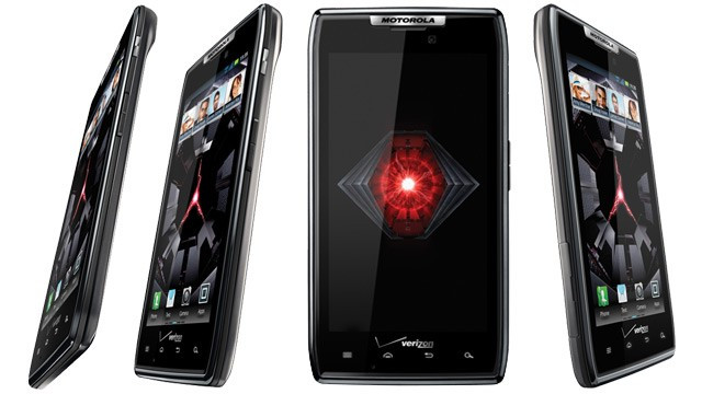 8.Motorola Droid RAZR: Motorola Droid Razr có độ dày chỉ 7,1 mm. Máy được trang bị màn hình cảm ứng Super AMOLED kích thước 4,3 inch độ phân giải 540 x 960 pixel, bộ vi xử lý 1,2 GHz, RAM 1 GB, bộ nhớ trong 16 GB, chạy hệ điều hành Android 2.3.5 Gingerbread và sử dụng giao diện người dùng Motoblur mới của Motorola. Một số tính năng khác của máy gồm mặt sau là camera 8 Mpx tự động lấy nét với đèn flash LED, có khả năng quay video HD 1080p, phía trước là camera 1,3 Mpx có khả năng thực hiện hội nghị video 720p.