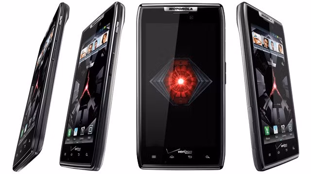 8.Motorola Droid RAZR: Motorola Droid Razr có độ dày chỉ 7,1 mm. Máy được trang bị màn hình cảm ứng Super AMOLED kích thước 4,3 inch độ phân giải 540 x 960 pixel, bộ vi xử lý 1,2 GHz, RAM 1 GB, bộ nhớ trong 16 GB, chạy hệ điều hành Android 2.3.5 Gingerbread và sử dụng giao diện người dùng Motoblur mới của Motorola. Một số tính năng khác của máy gồm mặt sau là camera 8 Mpx tự động lấy nét với đèn flash LED, có khả năng quay video HD 1080p, phía trước là camera 1,3 Mpx có khả năng thực hiện hội nghị video 720p.