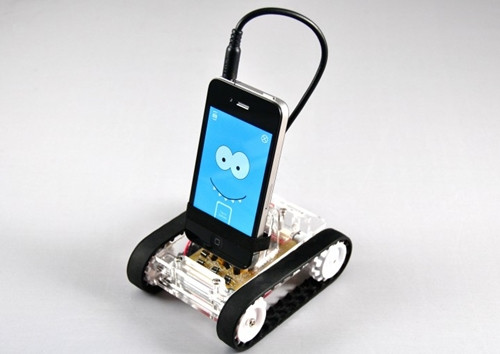2. Xe điều khiển Romo: Romo gây ấn tượng khi sử dụng chính iPhone làm bộ não thông minh. Bạn phải cài đặt ứng dụng điều khiển cho thiết bị iOS, sau đó sử dụng máy tính bảng hoặc smartphone khác để chỉ huy. Hệ thống dễ dàng quan sát xung quanh nhờ camera, bám theo một vật thể có màu sắc nhất định...Giá bán: 149 USD (khoảng 3,2 triệu đồng) 2. Xe điều khiển Romo: Romo gây ấn tượng khi sử dụng chính iPhone làm bộ não thông minh. Bạn phải cài đặt ứng dụng điều khiển cho thiết bị iOS, sau đó sử dụng máy tính bảng hoặc smartphone khác để chỉ huy. Hệ thống dễ dàng quan sát xung quanh nhờ camera, bám theo một vật thể có màu sắc nhất định...Giá bán: 149 USD (khoảng 3,2 triệu đồng)