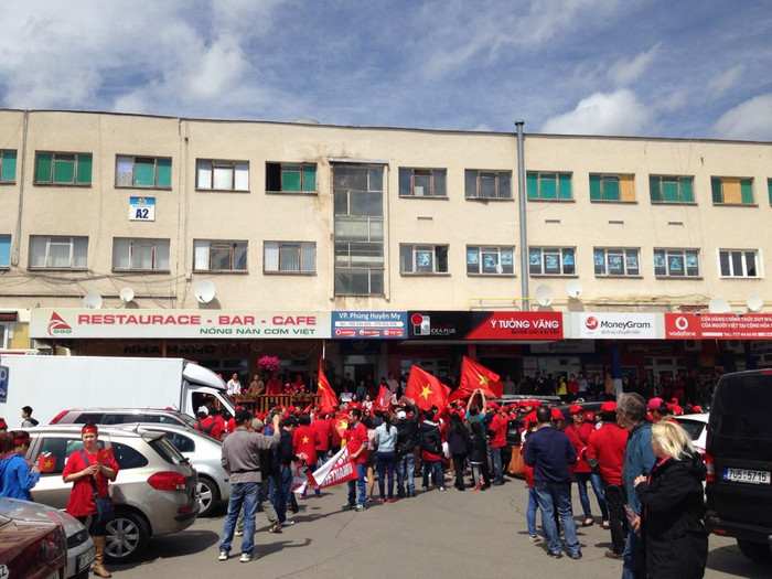 Tất cả mặc áo cờ đỏ sao vàng, mang theo biểu ngữ... Ảnh Trần Thắng Tất cả mặc áo cờ đỏ sao vàng, mang theo biểu ngữ... Ảnh Trần Thắng